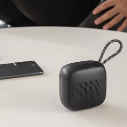 parlante bluetooth negro lenga rejilla frontal salida de audio detalle