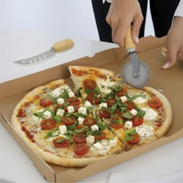 cortador de pizza publicitario con logo grabado en base de madera